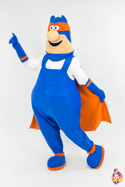 Mascottepak Held met cape in blauwe tuinbroek
