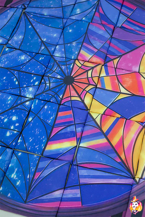 Fensterpuzzle Dunkles Mädchen – Spielrequisit, Detail
