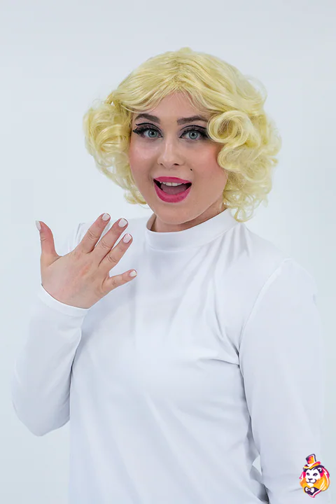 باروكة شقراء قصيرة مموّجة