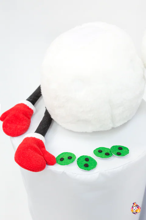 Snowman prop — detail